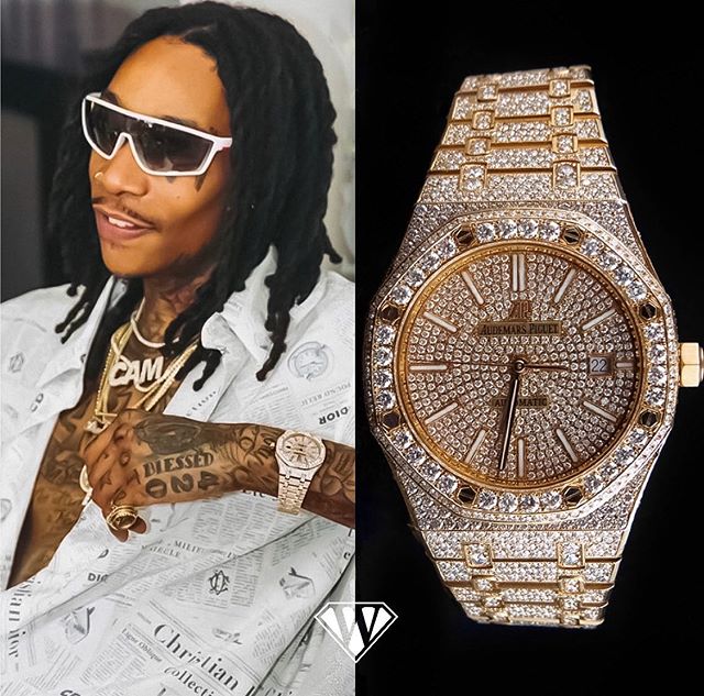 American rapper Wiz Khalifa, is sporting a fully iced Audemars Piguet Royal Oak in 18k Rose Gold with a custom pavé diamond dial and totally of 25.5 carat.He is mostly known for his debut single, "Black and Yellow", which peaked at number one on the Billboard Hot 100 in 2010.Price tag: $90,000 dollars
